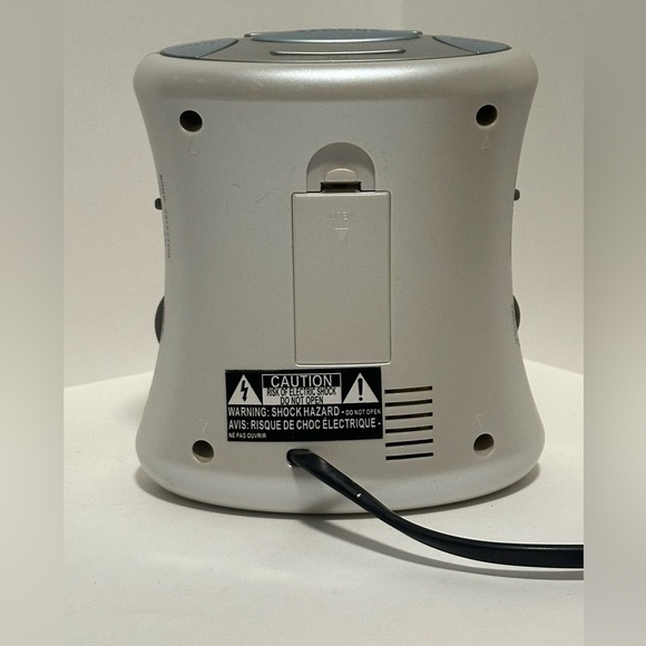 EMERSON Radio Alarm Clock AM/FM Radio Pearl
White Red LCD Display - Picture 5 of 9